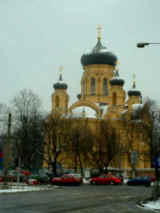 cerkiew przy zkrzy�owani al. Solidarno�ci i ul. Targowej (12774 bytes) 360x480 pix